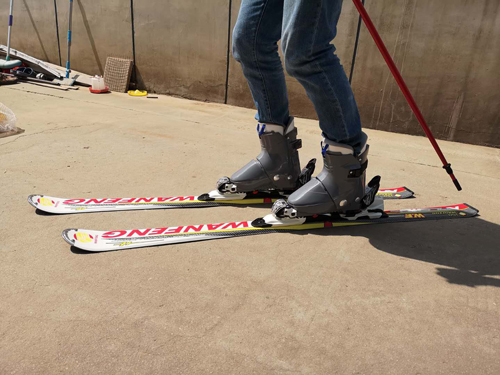 微信圖片/></p><p>穿上雪靴后，走路的竅門是用后腳跟先著地，這樣走比較舒服。千萬不要靠雪杖和手去撐地面剎車，這是初學者常犯的大忌，下場之前一定要學會摔倒之后如何站立起來，如果站立方法不正確，自己將無法繼續滑行，還會造成其他滑雪者的不便，在滑雪場來說是很危險的。</p><script src=